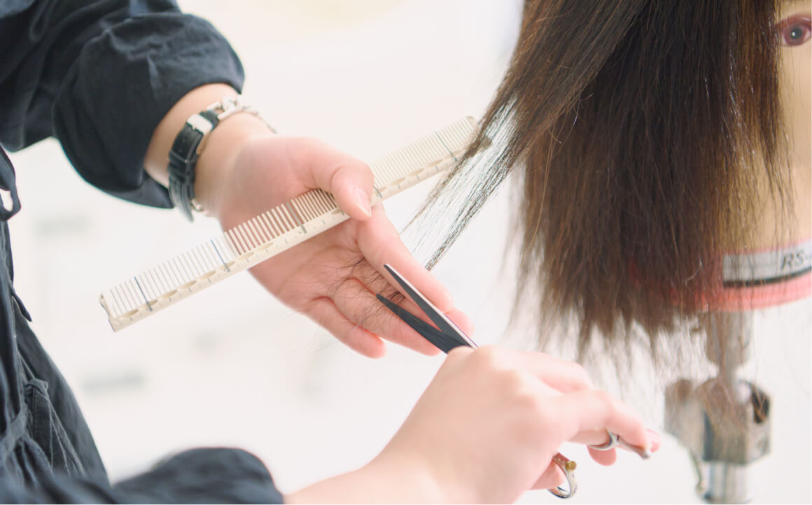 実技実習(カット)イメージ